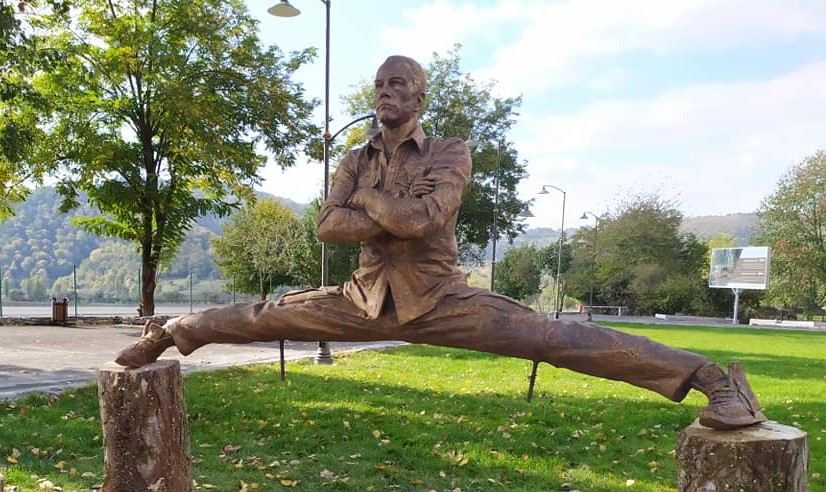 Statue of Van Damme in Vandam 2
